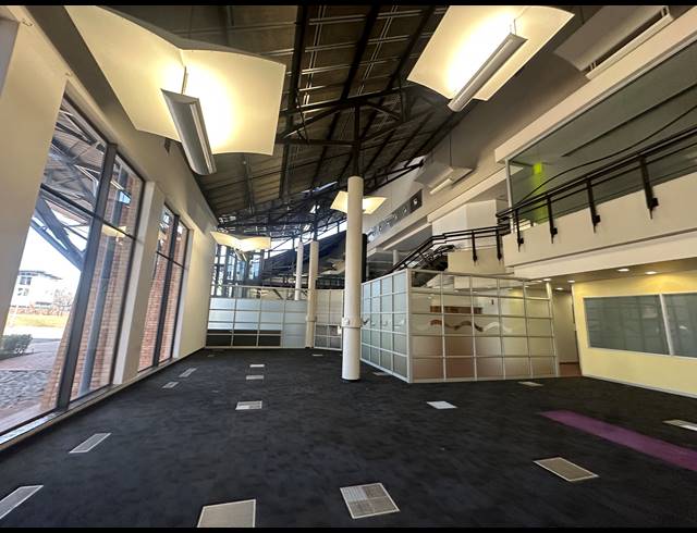 3,888M² OFFICE FOR SALE IN LONGMEADOW